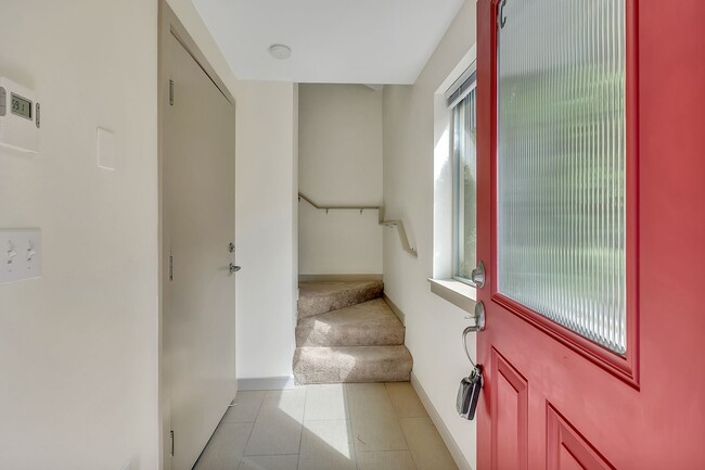 Building Photo - Cheery & Bright Columbia City Townhome