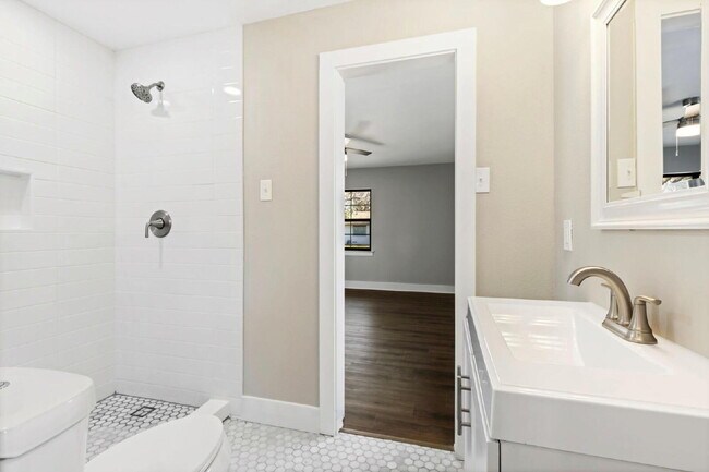 Building Photo - "Fully Remodeled 3-Bedroom Oasis with 2.5 ...
