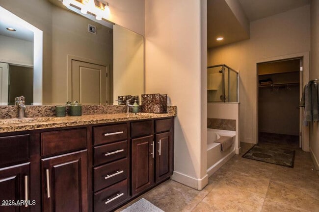 Building Photo - 945 E Playa Del Norte Dr
