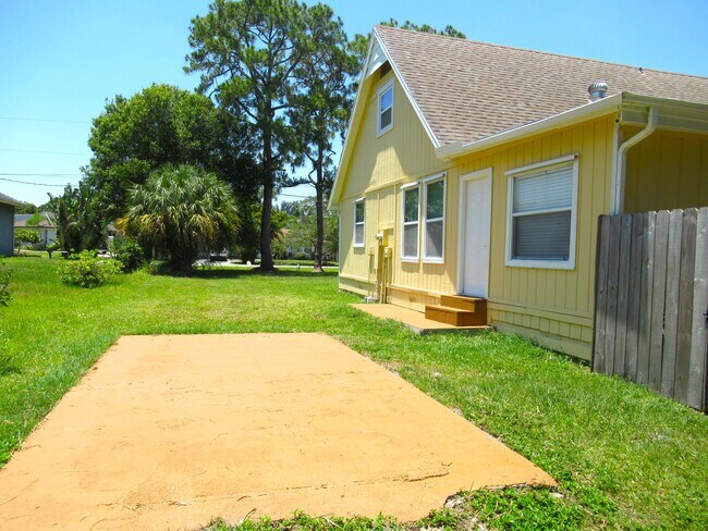Building Photo - 5310 Palm Dr