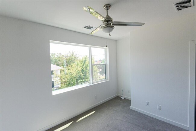 Building Photo - 427 W 10th St