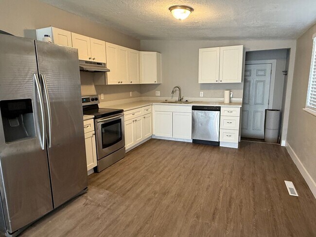 Building Photo - Beautifully remodeled home