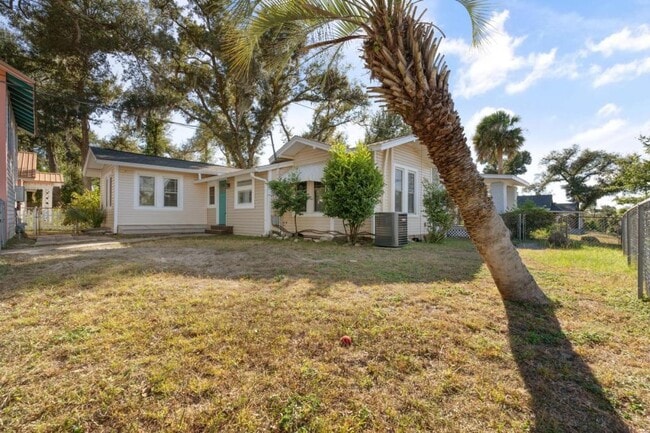 Building Photo - 342 N Cove Blvd