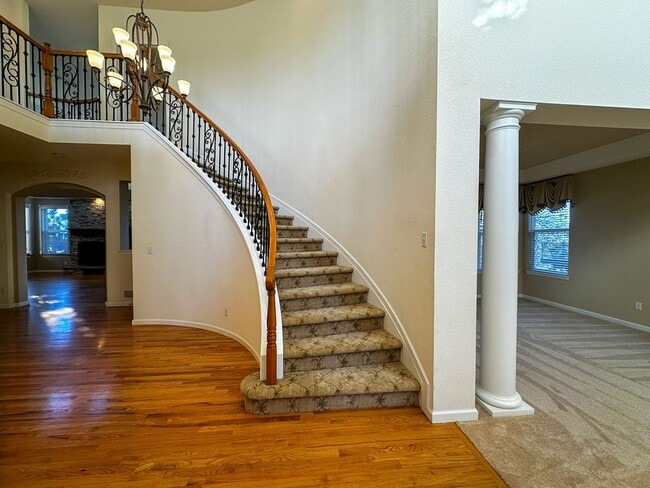 Building Photo - Luxurious Castle Pine living awaits!