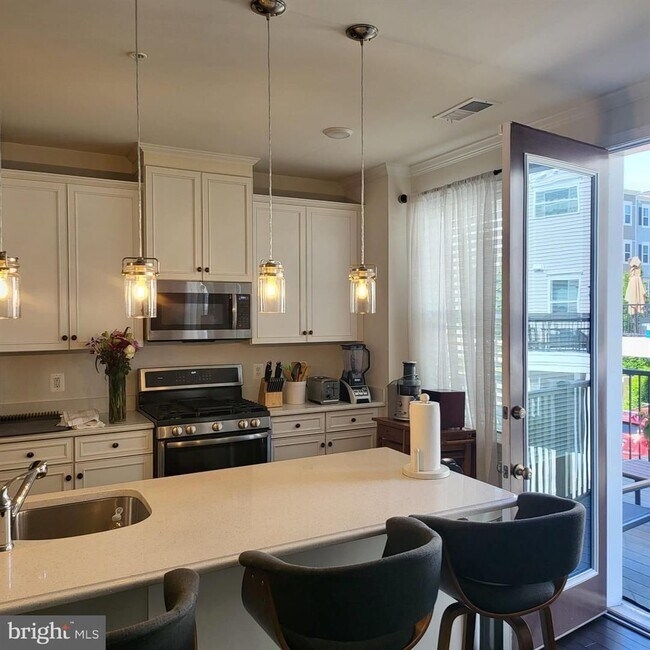 Building Photo - Welcome to your new home in the heart of L...