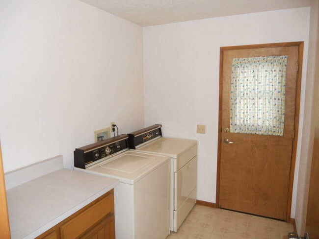 Building Photo - Charming 3-Bed, 2-Bath Home with 2-Car Gar...