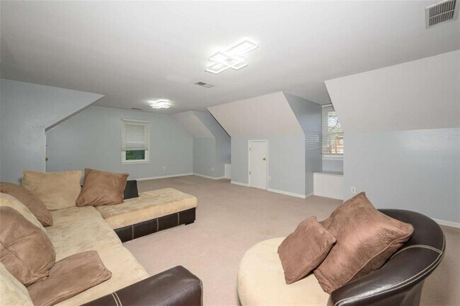 Building Photo - 151 Lakeside Dr NW