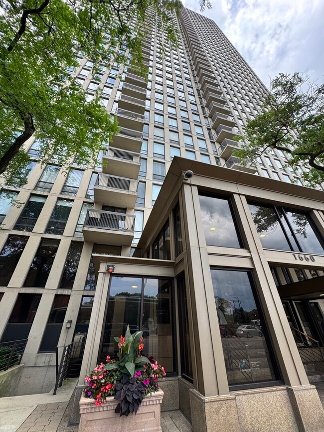 Building Photo - 1660 N La Salle Dr
