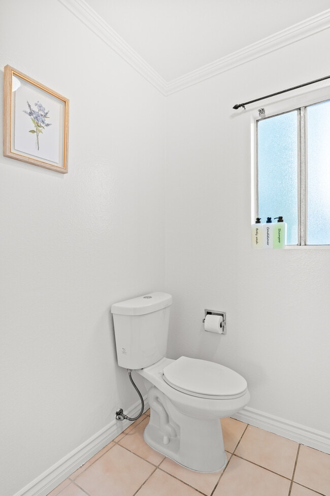 Building Photo - 734 Claraday St