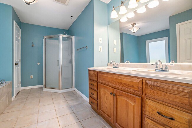 Building Photo - 3 bdrm, 2 bath in Dearborn Park