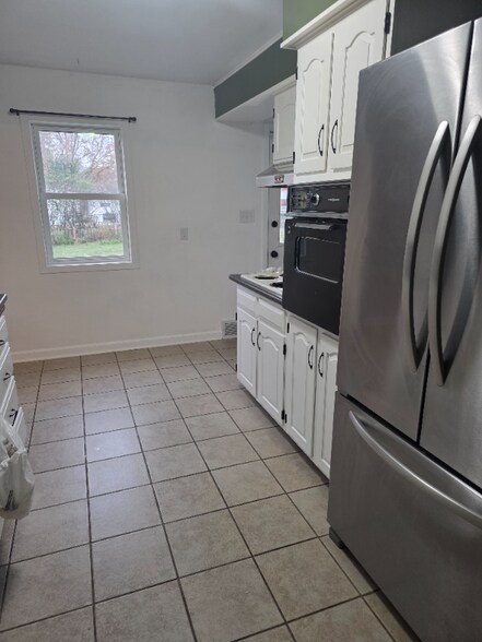 Building Photo - 244 Broadway St E