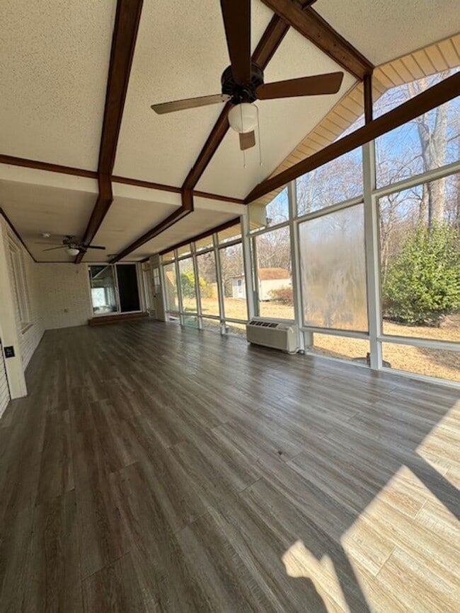 Building Photo - 305 Glen Oak Dr