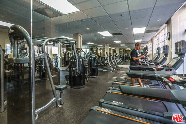 Building Photo - 746 S Los Angeles St