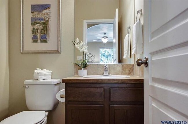 Building Photo - 848 NE Millstream Pl