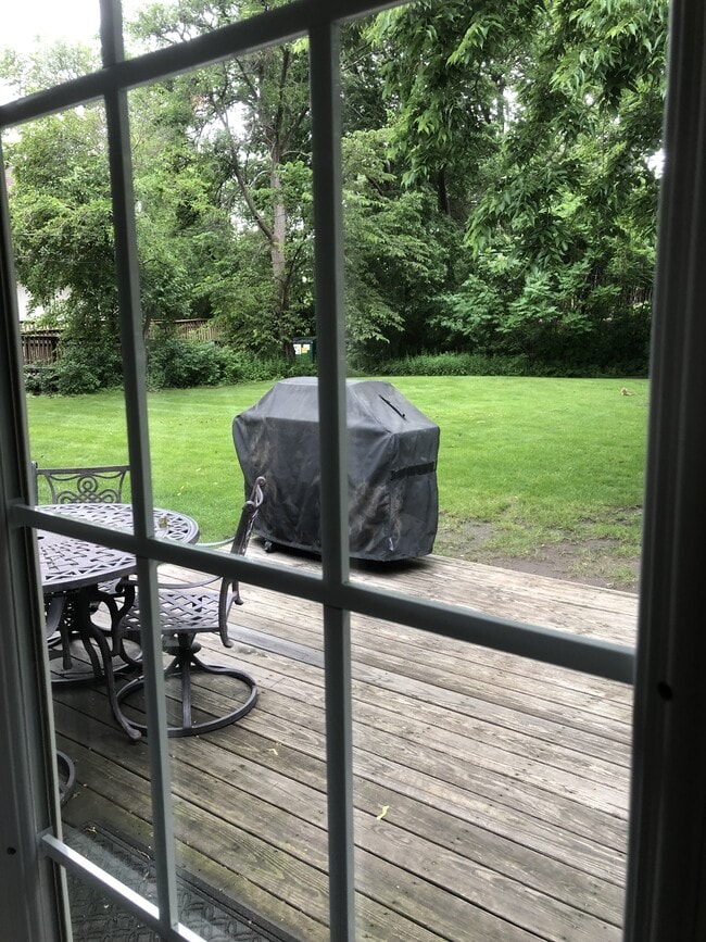 Building Photo - 615 Rice St E