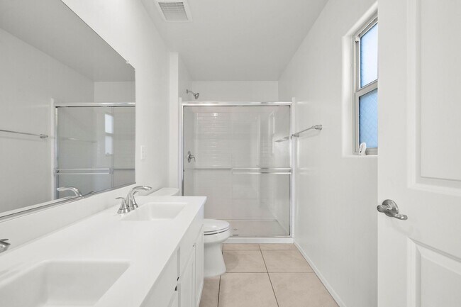 Building Photo - New home in Valencia Crossing!
