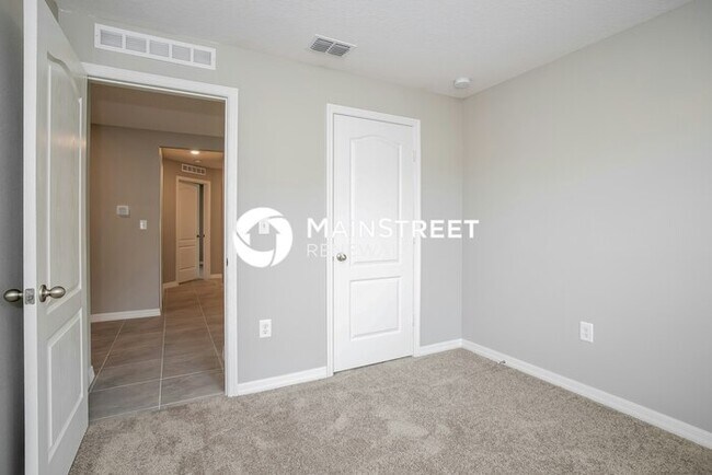 Building Photo - 5 Bedroom Pet-Friendly Home in Mascotte, FL with Main Street Renewal