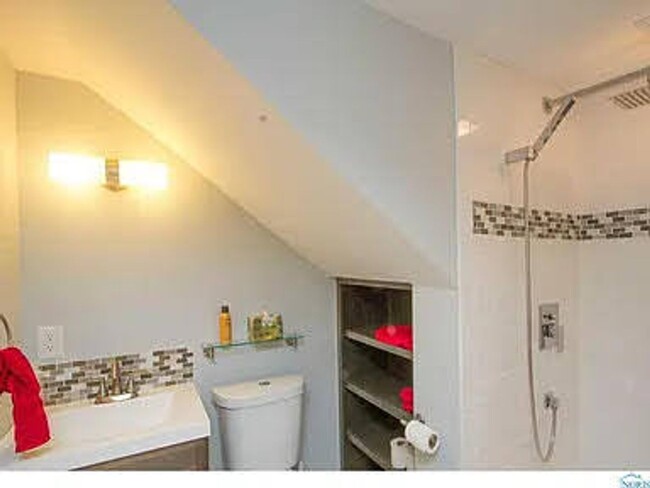 Building Photo - Large home in a convenient location