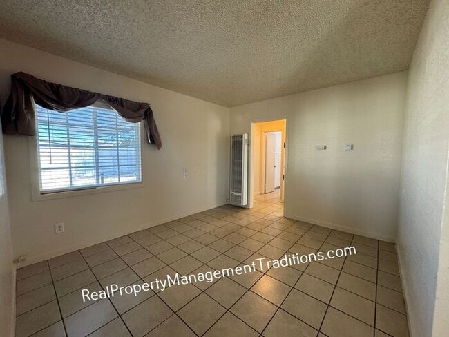 Building Photo - Cozy single story