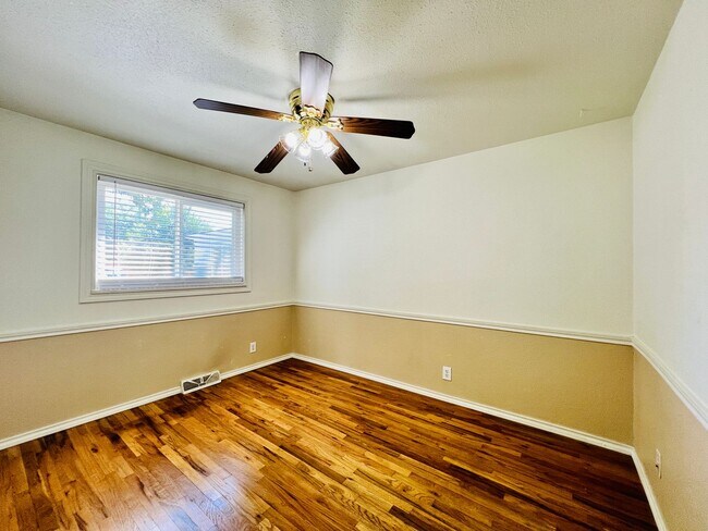 Building Photo - $0 DEPOSIT OPTION. CLASSIC CHARACTER MEETS COMFORT: 2-BED, 1-BATH IN AN INVITING TRIPLEX