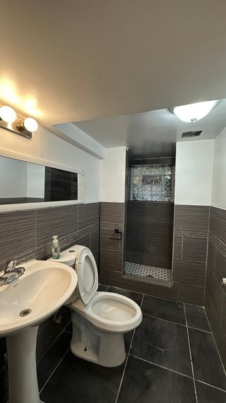 Building Photo - 5830 N Artesian Ave