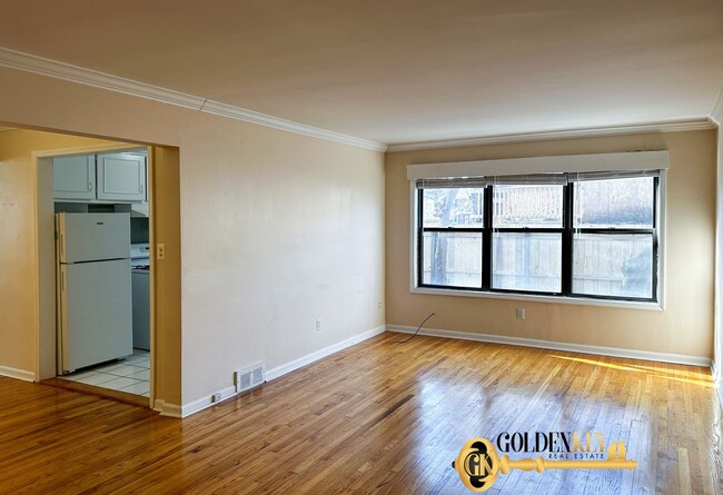 Building Photo - Newly Updated Spacious 2 bedroom Flat in R...