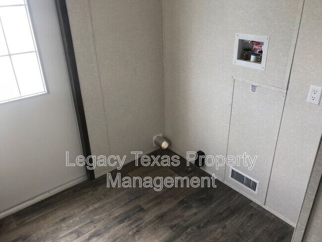 Building Photo - 800 N Old Betsy Rd