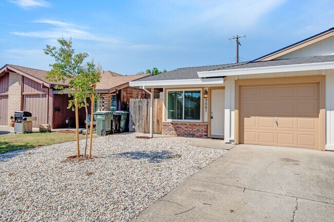 Building Photo - Updated Orangevale Duplex with Private Yard and Garage!