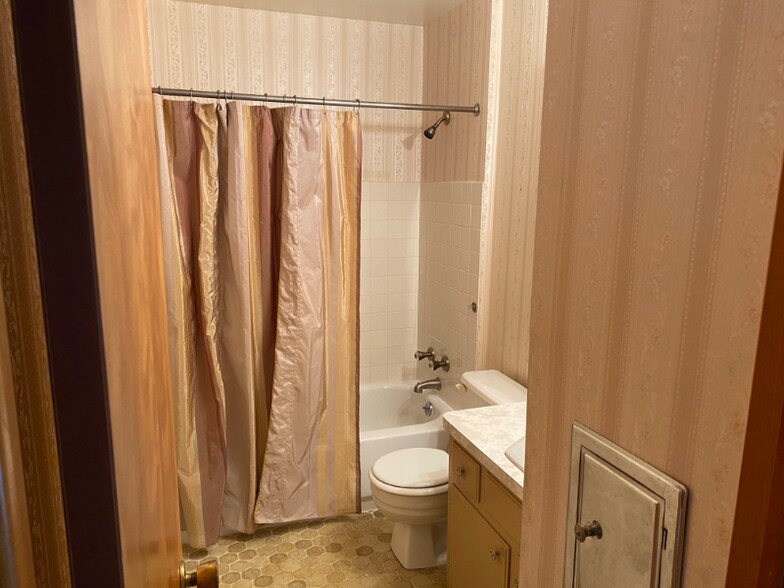 Building Photo - 2921 Woodlawn Dr