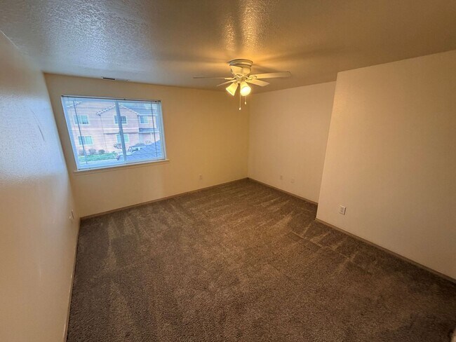 Building Photo - Three Bedroom Duplex in Keizer, Landscaping Included!