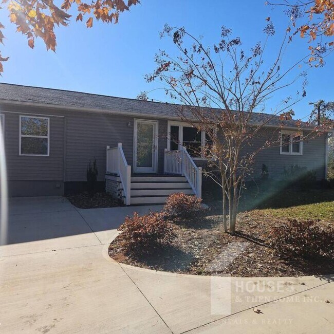 Building Photo - 250 Kirkland Ave