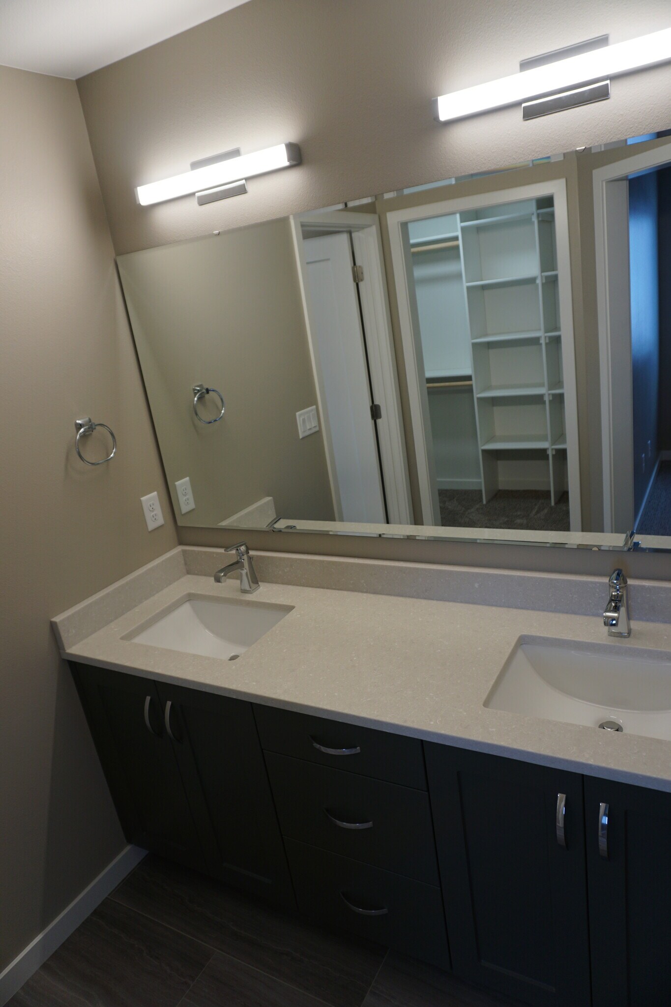 Dual vanity master bath - 3811 Stacy Dr