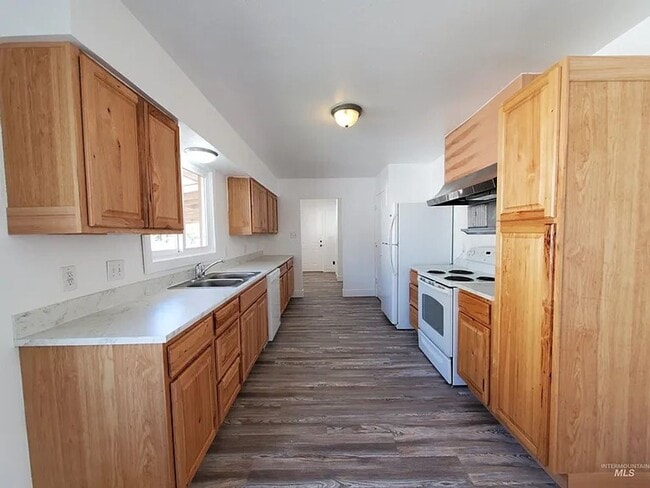 Building Photo - Classic Brick 3 bed, 1.5 bath with upgrades, fenced back yard, carport and garage.