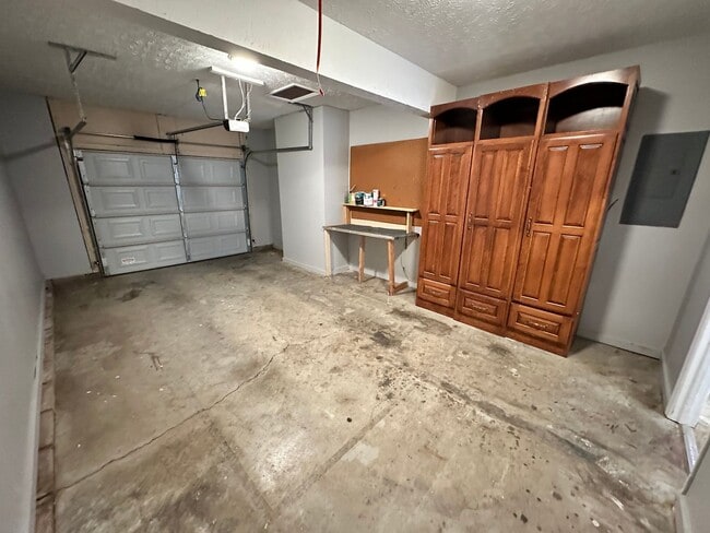 Building Photo - Nice 3 BR, 2 Bath Home! HW & Carpet Floors, Attached Garage, Fenced Backyard, Pets Ok!