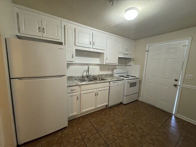 Building Photo - One Bedroom Apt Available For Immediate Oc...