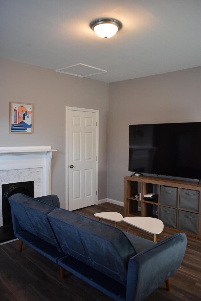 Building Photo - 103 1st St