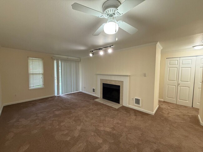 Building Photo - 2 Bed 1 Bath Totem Lake Condo