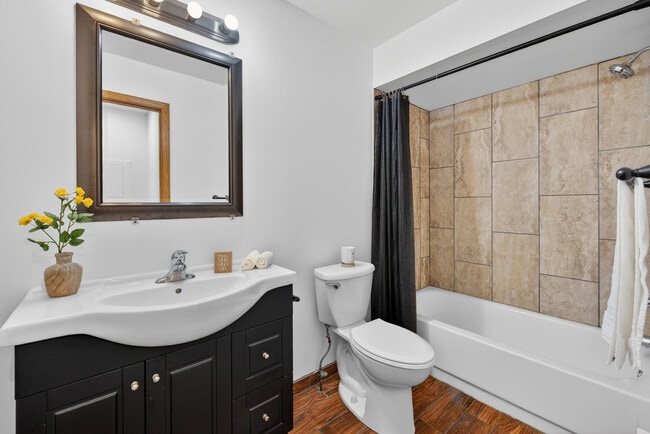 Building Photo - 1140 Ohio Ct