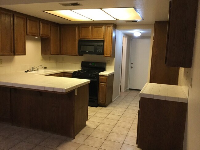 Building Photo - 2 Bedroom 2.5 Bathroom Condo in Canyon Crest