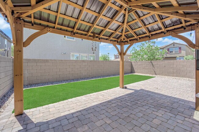 Building Photo - Don't miss out on this beautiful three-bed...