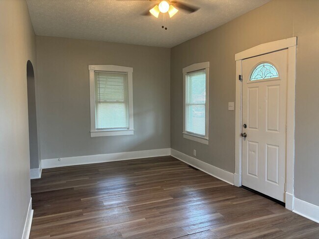 Building Photo - Charming 3BR/1BA Home with Modern Updates ...