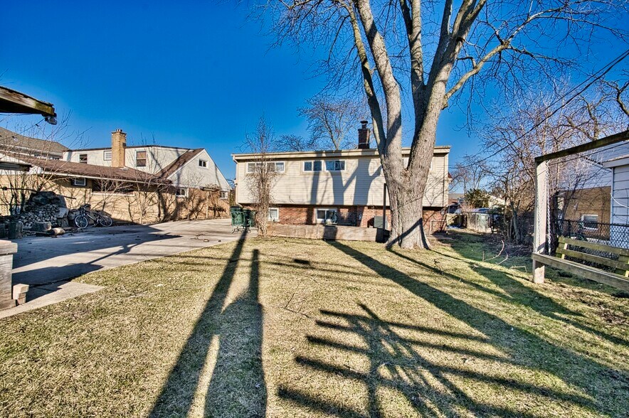 Building Photo - 7014 N Kilbourn Ave
