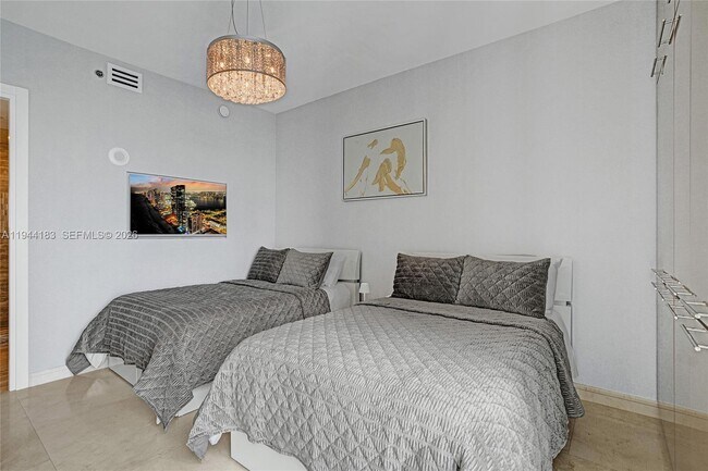 Building Photo - 15901 Collins Ave