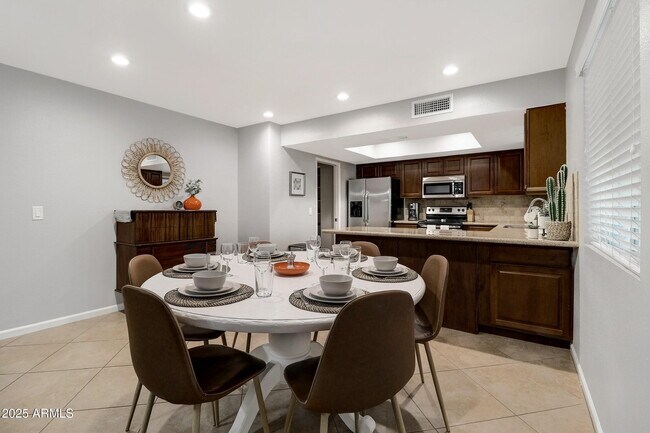 Building Photo - 5803 S Kenwood Ln