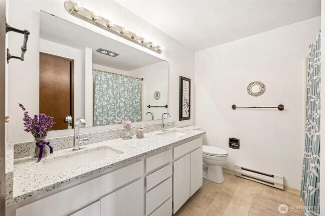 Building Photo - 2 Bed 1 Bath Des Moines Condo w/ Puget Sound Views!