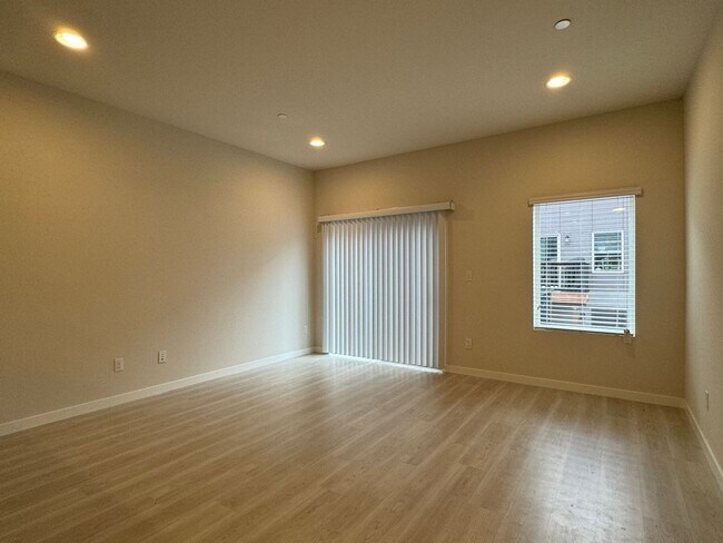 Building Photo - Modern Lynnwood 2BD/2.5BTH Townhome for Lease! Small Pet Friendly!