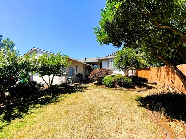 Building Photo - Recently updated Lynnwood Rambler in a quiet cul-de-sac