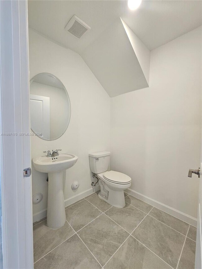 Building Photo - 2739 SE 25th Ave