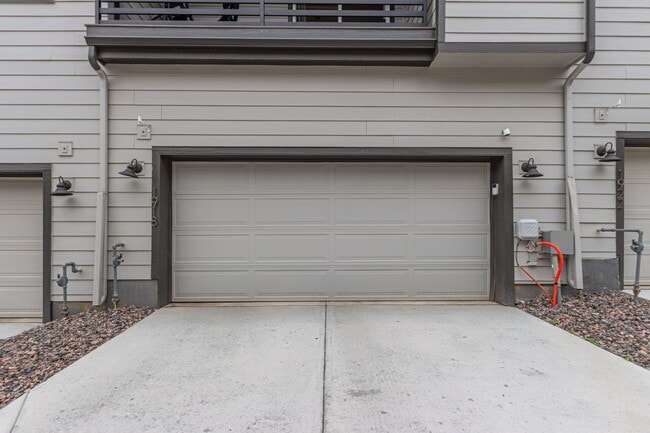Building Photo - Immaculate, Well-Maintained 3 bed/3.5 Bath...