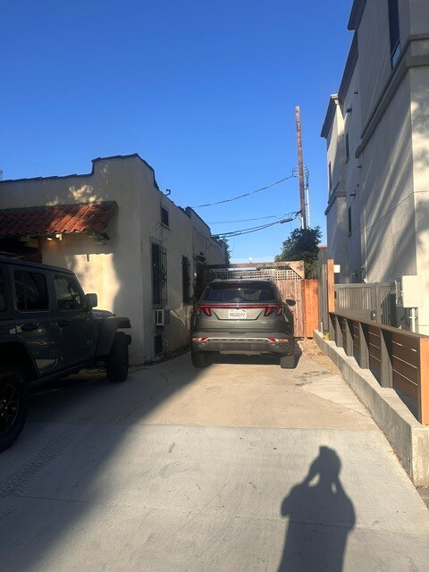 Driveway for Two Vehicles (tandem) - 1250 N Citrus Ave